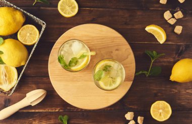 Limonata hazırlanıyor. Rustik ahşap masa limonata için malzemeler