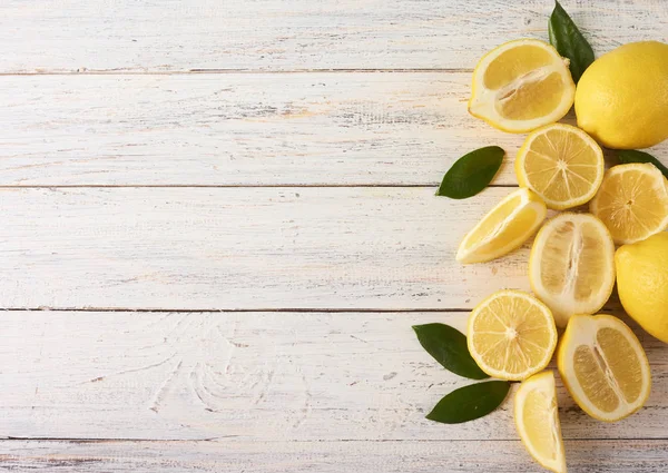 Limones Amarillos Frescos Sobre Fondo Blanco Madera Con Espacio Para — Foto de Stock