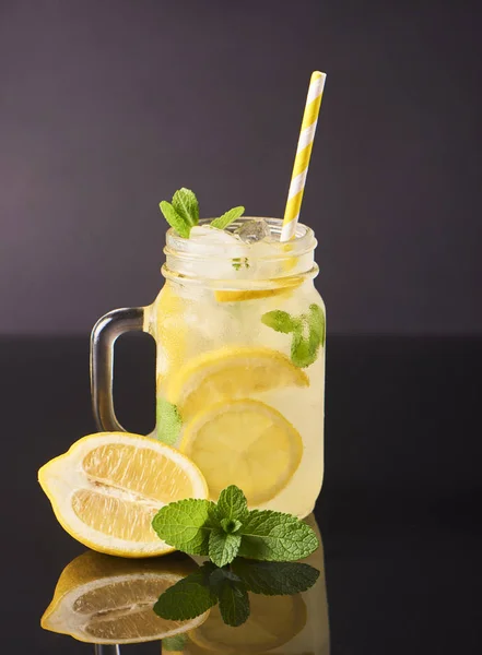 Fresca Limonada Sabrosa Vidrio Tarro Albañil Sobre Fondo Negro —  Fotos de Stock