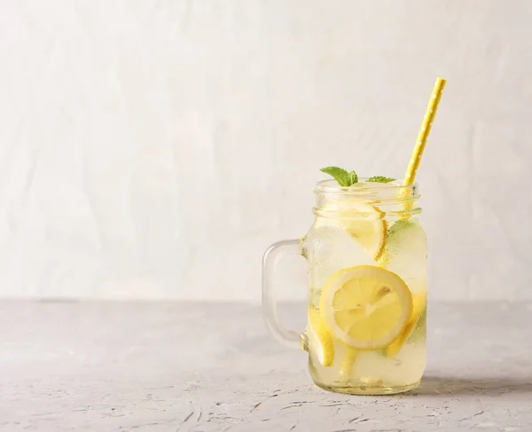 Свіжий Смачний Лимонад Склянці Мурованої Банки Білому Бетонному Фоні — стокове фото