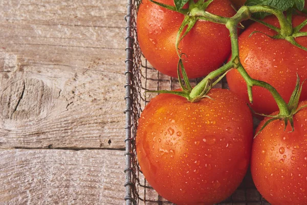 Verse rauwe tomaten op houten ondergrond — Stockfoto