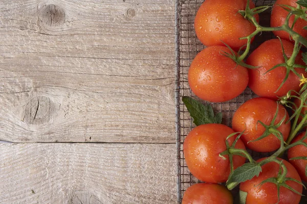 Verse rauwe tomaten op houten ondergrond — Stockfoto