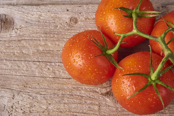 Verse rauwe tomaten op houten ondergrond — Stockfoto