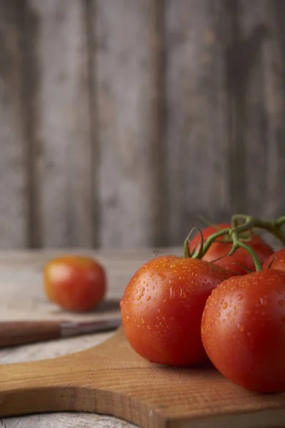 Verse rauwe tomaten op houten ondergrond — Stockfoto