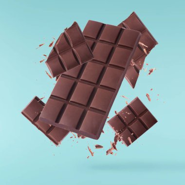 Havada uçuşan lezzetli çikolatalar. Yüksek çözünürlüklü yükselme