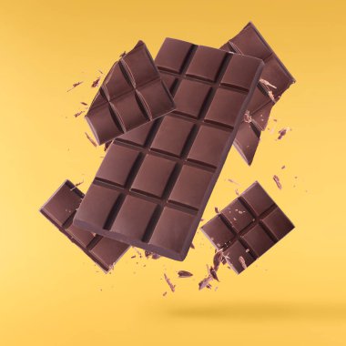 Havada uçuşan lezzetli çikolatalar. Yüksek çözünürlüklü yükselme