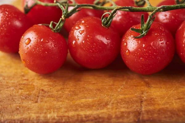 Свежие помидоры на деревянном фоне — стоковое фото