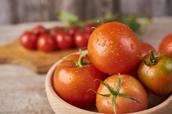 Verse rauwe tomaten op houten ondergrond — Stockfoto