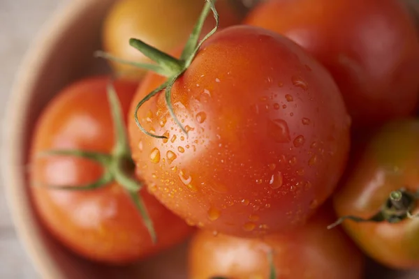 Frische rohe Tomaten vor hölzernem Hintergrund — Stockfoto
