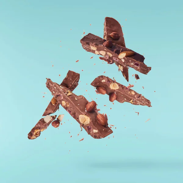 Finom csokoládé repül a levegőben. Nagy felbontású levitatio — Stock Fotó