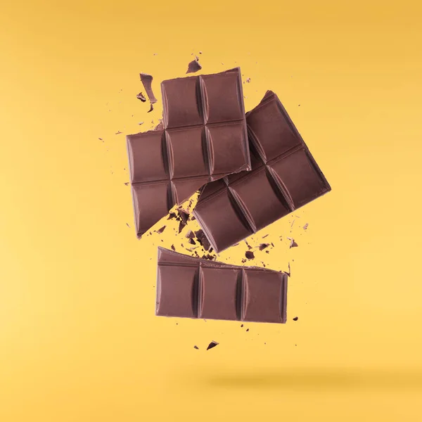 Finom csokoládé repül a levegőben. Nagy felbontású levitatio — Stock Fotó