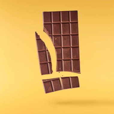 Havada uçuşan lezzetli çikolatalar. Yüksek çözünürlüklü yükselme