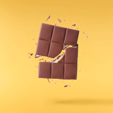 Havada uçuşan lezzetli çikolatalar. Yüksek çözünürlüklü yükselme