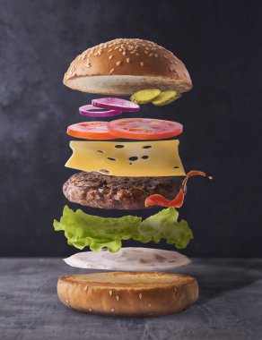Uçan malzemelerle enfes bir hamburger. 
