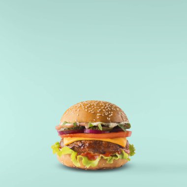 Turkuazda izole edilmiş lezzetli hamburger. 