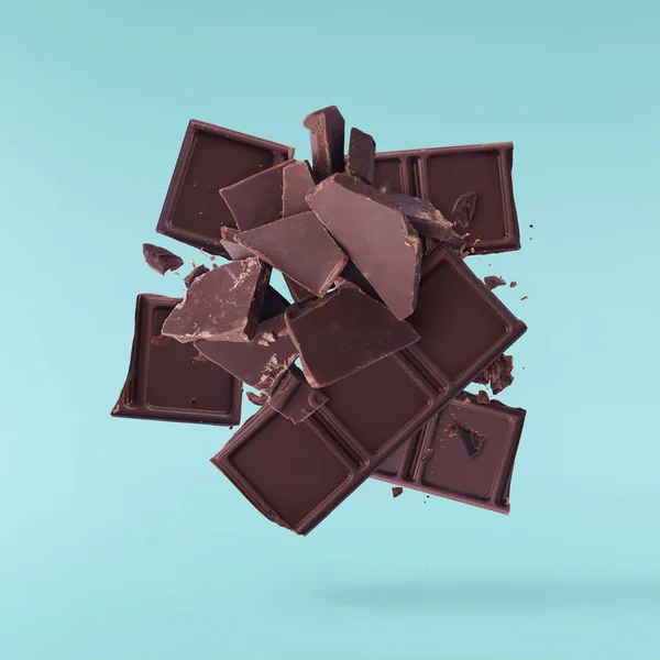 Pyszna czekolada latająca w powietrzu. Levitatio wysokiej rozdzielczości — Zdjęcie stockowe