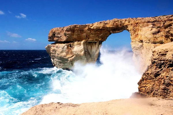 Denizler Gozo güzel Azure penceresinde, kaba