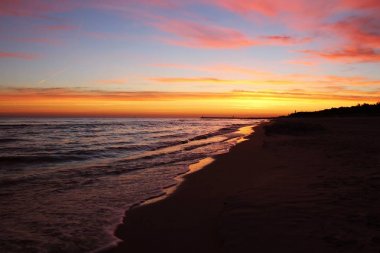 Baltık Denizi kıyısında güzel gündoğumu