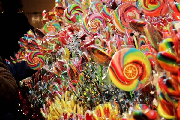 Renkli lolipop ve diğer şekerler