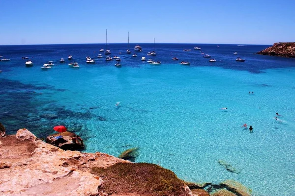 Cala Azzurra beach Sicilya yakınındaki turkuaz lagün