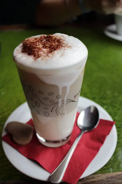 Tepesi ve kurabiye kahve sütlü