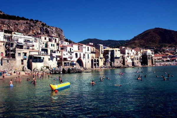 Cefalu içinde güneşlenmek