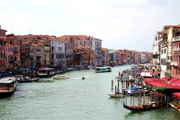 Gondol ile Venedik kanallar görünümü