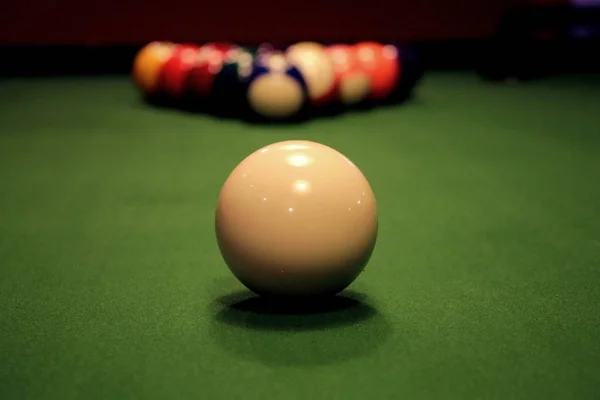 Bola branca na frente de bolas coloridas na mesa de bilhar — Fotografia de Stock