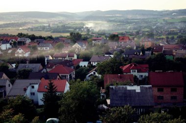 Köy kırsal, dağlar, tepeler ve mavi gökyüzü ve bulutlar çevreleyen ile çatı üstleri 