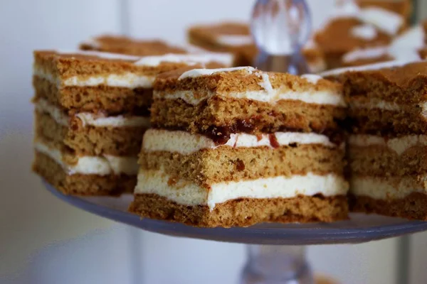 Nutty kek Plato üzerinde birkaç adet