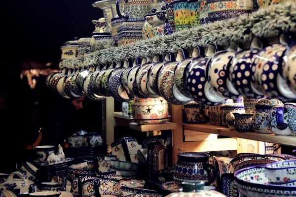 Renkli porselen sürahi ve plakalar