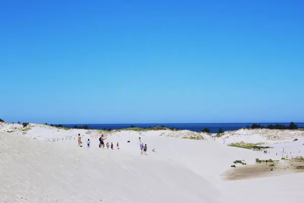 Kum tepeleri mavi gökyüzüne karşı