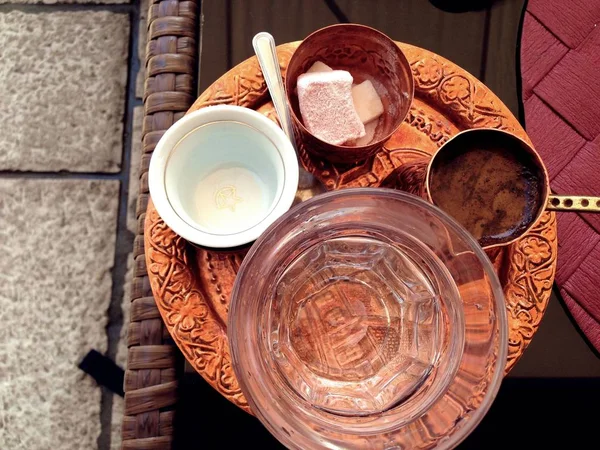 El işi Bakır kaplama kahve ile geleneksel köpük Bosnalı kahve dolu süs görev yaptı.