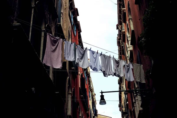 Lavanderia asciugatura e appendere su clothesline a Venezia — Foto Stock