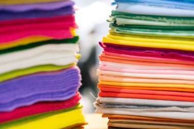 Renkli kumaş demeti. (Doku, çizgiler, desen, kompozisyon, el yapımı)