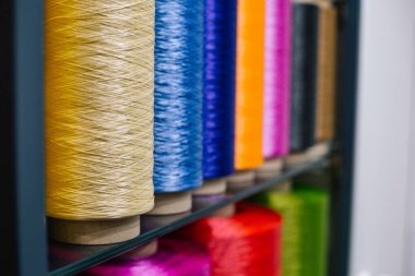 Halı için büyük renkli sentetik iplik demeti