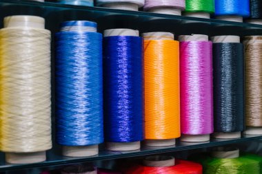 Halı için büyük renkli sentetik iplik demeti