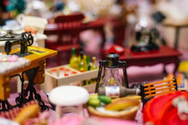 Eski gaz lambası, dikiş makinesi, mobilya ve ev aksesuarlarının minyatür modelleri, seçici odaklanma