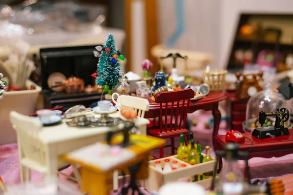 Güzel minyatür mobilya modelleri, ev aksesuarları ve klasik dikiş makineleri.