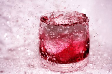 Su sıçramalarına ve bardak kırmızı su damlaları