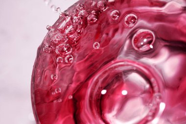 Su sıçramalarına ve bardak kırmızı su damlaları