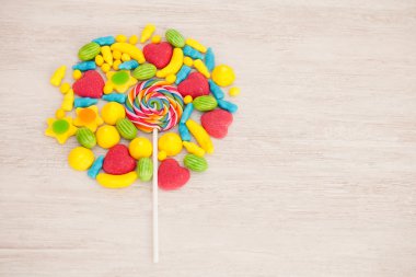 Şekerler farklı şekiller ve renkler ile 