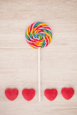 manzara bir lolipop ile kurulan ve kalp şekerler 