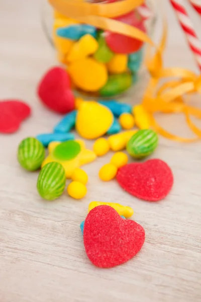 用不同的形状和颜色的糖果 — 图库照片