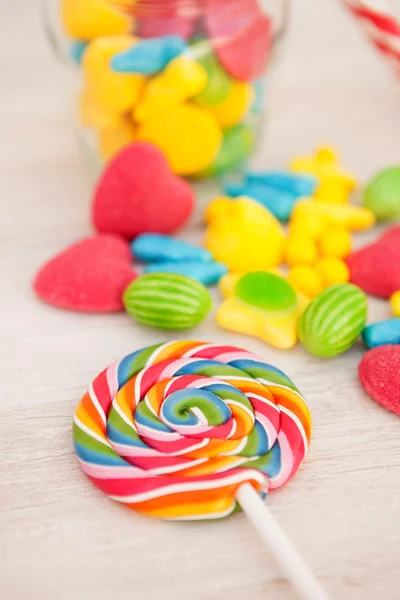 用不同的形状和颜色的糖果 — 图库照片