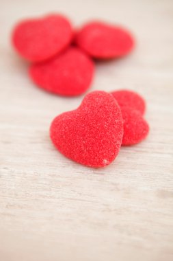 Ahşap arka plan üzerinde tatlı kalp