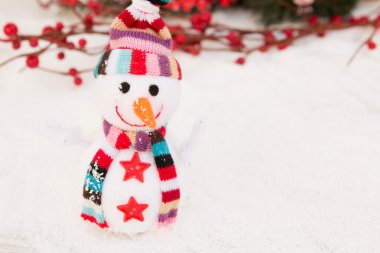 Kar üzerinde yünden yapılan kardan adam