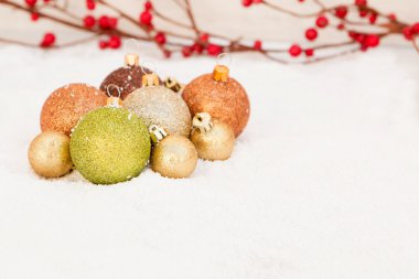 Topları için Xmas ağacı süsle