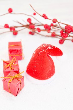 Noel Baba şapkası bazı hediyeler ile karda