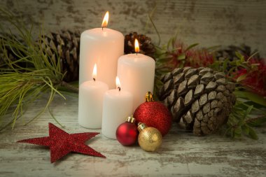 Mevsimlik dekorasyon Noel ayarıyla mumlar